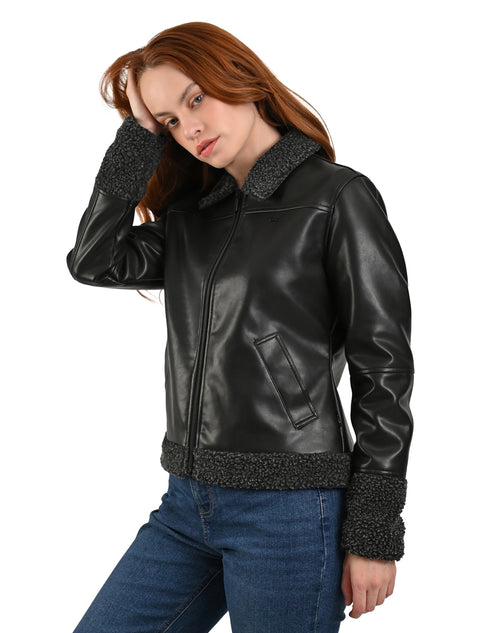 Chamarra negra marca LEE con cuello de borrega para dama.